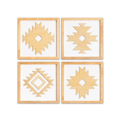 Cuadros decorativos para pared tribales geométricos de madera clara.
